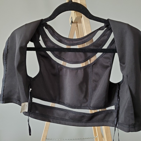 TOBI Mesh Crop Top - Picture 4 of 9